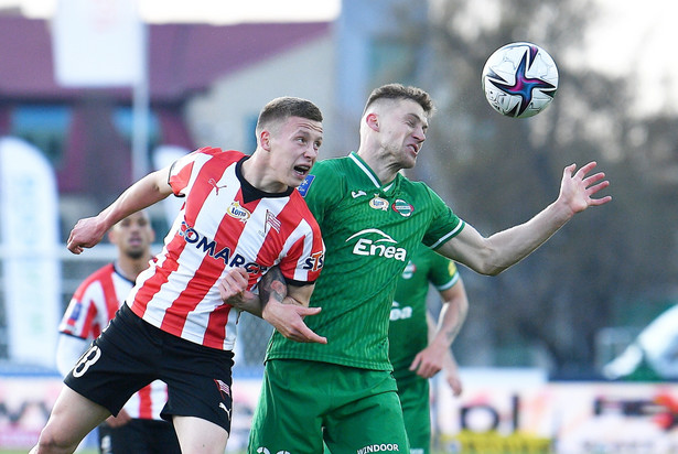 Zawodnik Radomiaka Radom Dawid Abramowicz (P) i Jakub Myszor (L) z Cracovii podczas meczu 30. kolejki piłkarskiej Ekstraklasy