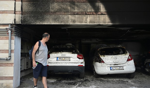 Zapaljeni automobili u Solunu
