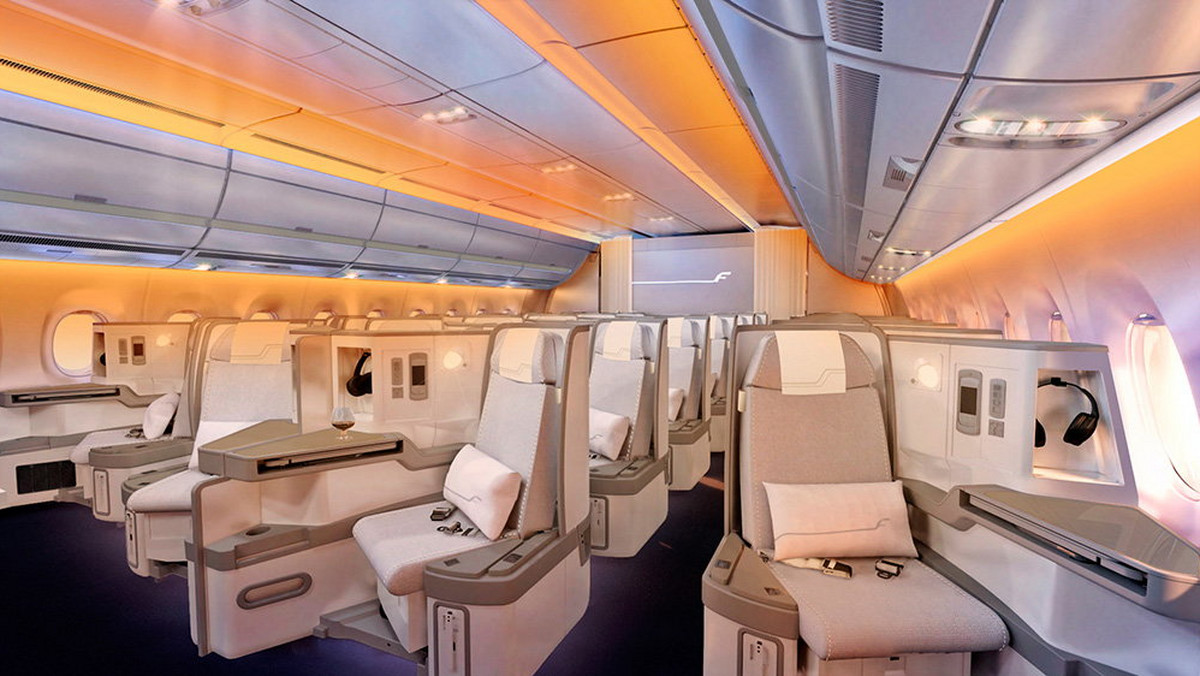 Finnair zdobył prestiżową nagrodę International Yacht &amp; Aviation za wystrój i wyposażenie wnętrza nowego Airbusa A350 XWB w klasie ekonomicznej i biznesowej. Projekt kabiny został stworzony przez firmę projektową dSign Vertti Kivi &amp; Co z Helsinek na podstawie autorskiej koncepcji Space Alive, w której dynamiczne zmiany kolorystyki i nastroju ułatwiają podróżnym zrelaksowanie się i zmniejszają dyskomfort związany ze zmianami stref czasowych, miejsc i pór roku.