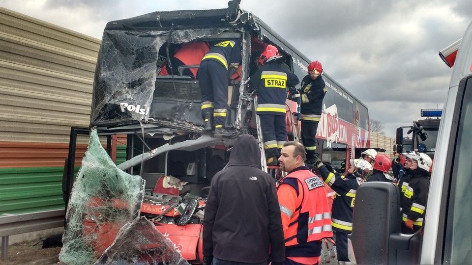 Zderzenie autobusu z samochodem ciężarowym na A2. Jedna osoba nie żyje