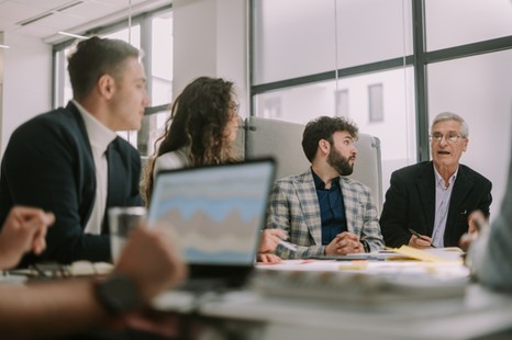 Cała prawda o pracownikach 50 plus. Stali się hitem rynku zatrudnienia czy grupą do odstrzału, spisaną przez firmy na straty