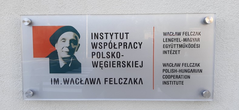 Wacław Felczak był historykiem, znawcą tematyki węgierskiej i środkowoeuropejskiej. W czasie wojny był kurierem rządu na uchodźstwie. Od lat 70. bardzo aktywnie współpracował z węgierską opozycją, poznając wówczas młodego Viktora Orbana. Zmarł w 1993 r.