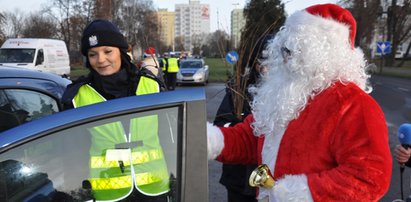 Policja wręczała kierowcom... rózgi