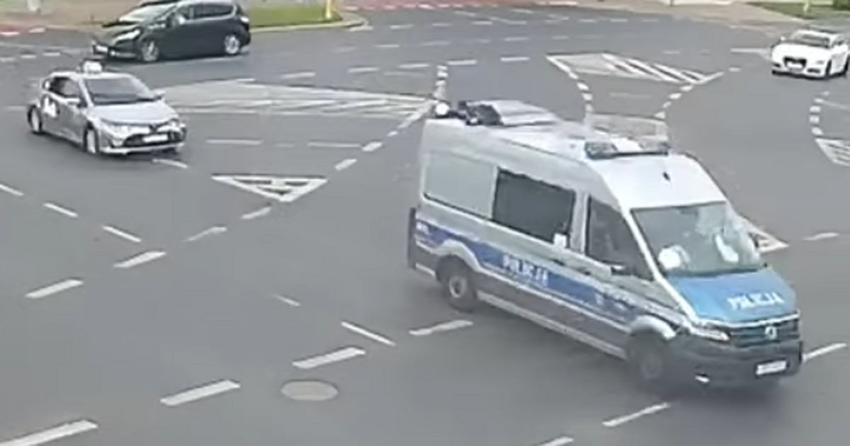 Der Taxifahrer stoppte das Polizeiauto. Die Polizei reagierte sofort [WIDEO]