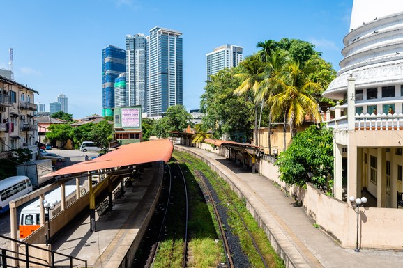 Stroga pravila štednje! Ova zemlja uvela četvorodnevnu radnu nedelju: Vozači sipaju ograničene količine goriva