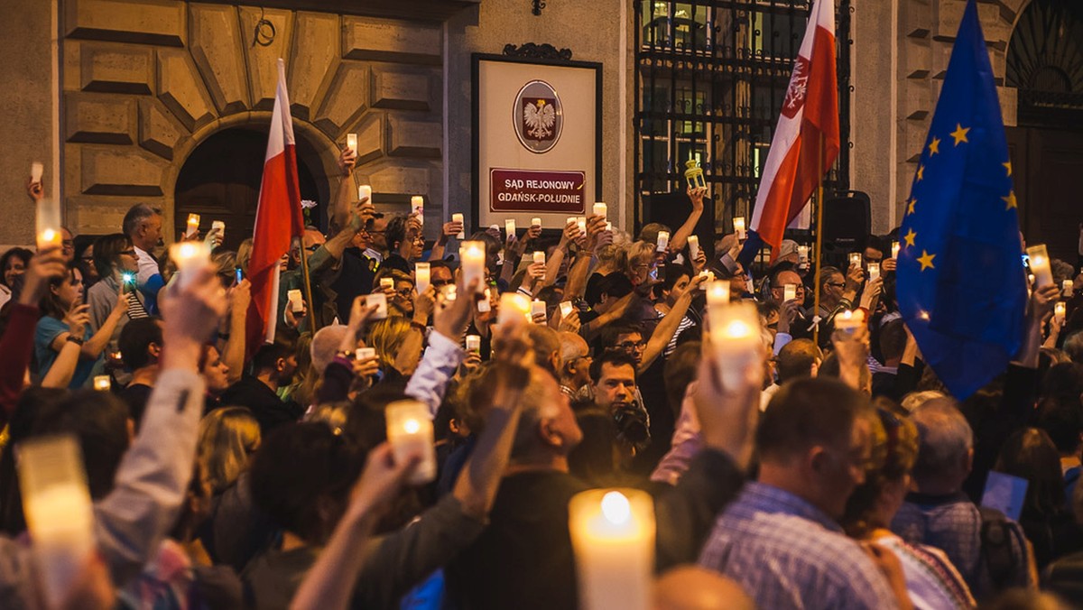 Wczoraj w Monitorze Polskim ukazało się obwieszczenie marszałka Sejmu o rozpoczęciu procedury zgłaszania kandydatów do nowej Krajowej Rady Sądownictwa. Tymczasem sami sędziowie, zebrani w czterech stowarzyszeniach jednoznacznie podkreślają, że żaden sędzia nie powinien brać udziału w wyborach do nowej Rady. Powód? Zdaniem sędziów, nowelizacja ustawy o KRS jest ewidentnie niekonstytucyjna.