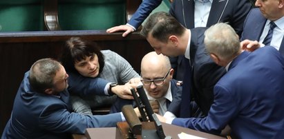 Groźnie w Sejmie! Poseł Kropiwnicki osunął się na ziemię