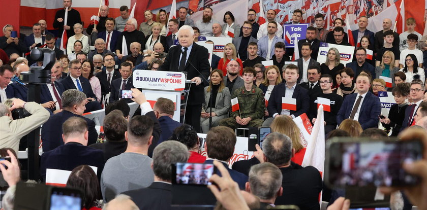 Kaczyński żali się na kasę na spotkaniu w Opocznie. Będą zrzutki jak u Rydzyka? A może chodzenie z kapeluszem?