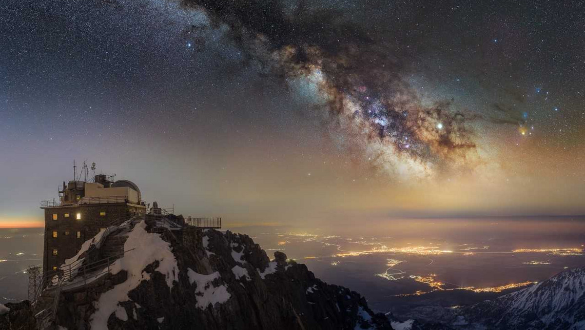 Tatry zaskakują swoim krajobrazem o każdej porze. Ich piękno po raz kolejny próbował wydobyć Michał Ostaszewski. Fotograf z kompilacji 19 tys. zdjęć stworzył niezwykłe wideo, w którym zobaczyć można, jak zmienia się niebo nad słowacką częścią masywu górskiego.