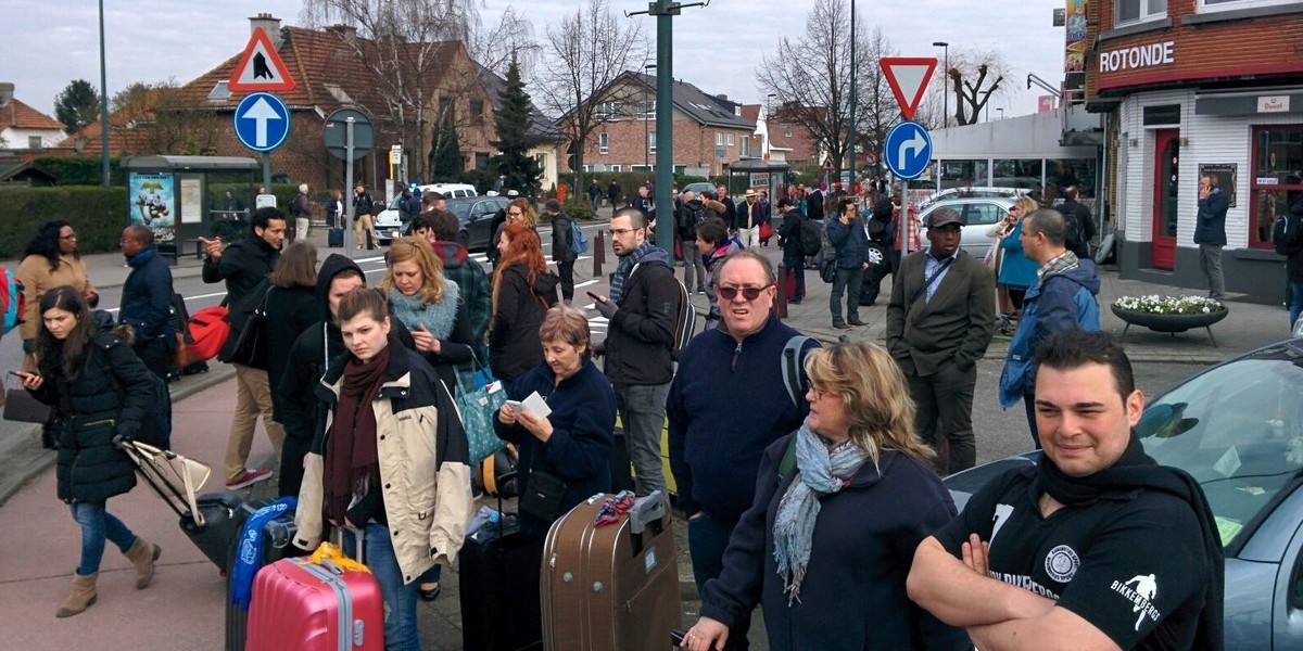 "Nie używaj telefonu, pozostań w domu": rady dla Polaków w Brukseli