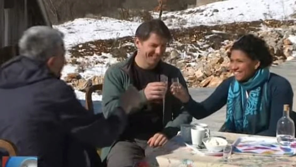 Petar Pecanać sa suprugom Mairom u selu kod Drvara