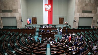 Sondaż: spada poparcie dla PiS, rośnie dla KO i Polski 2050