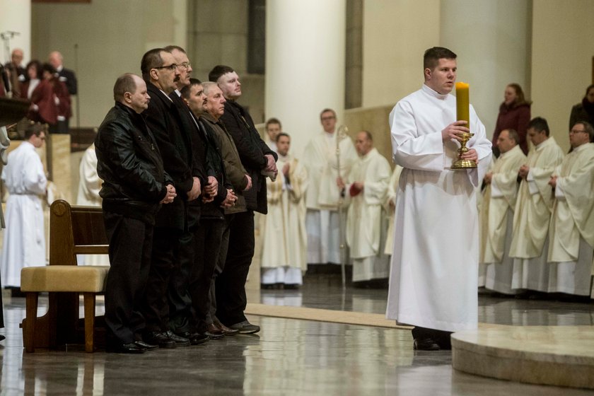 Arc.Wiktor Skworc obmył nogi górnikom, poszkodowanym w katastrofach w kopalniach