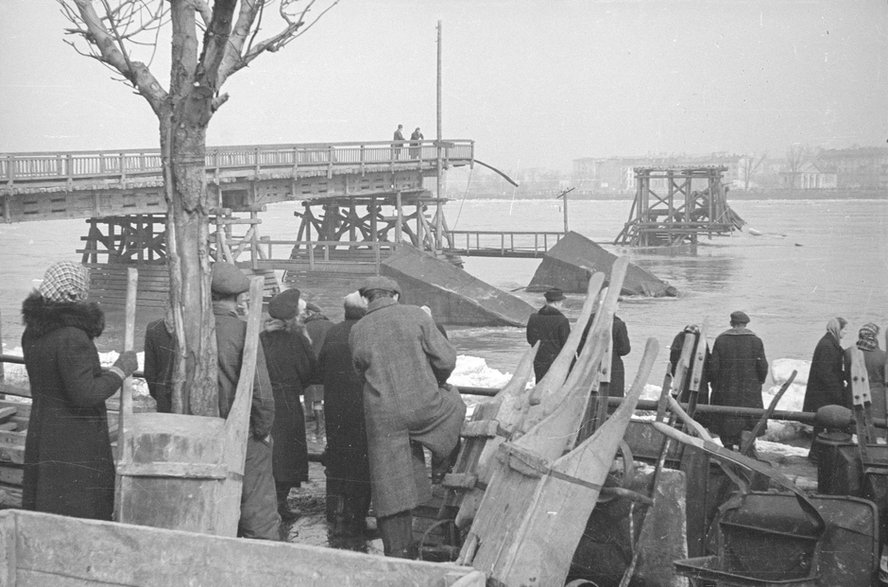 Zerwany przez powódź most drewniany wysokowodny na Wiśle, Warszawa 1947 r.