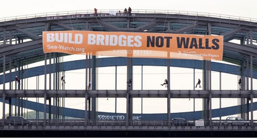 Demonstranti okačili transparent sa natpisom "GRADIMO MOSTOVE, A NE ZIDOVE" na most u Hamburgu