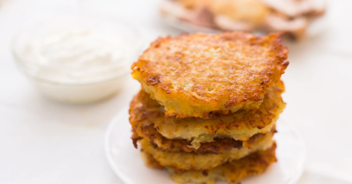 Pyszny obiad na wtorek. Podajemy przepis, Ty gotujesz. Złociste, chrupiące placki ziemniaczane