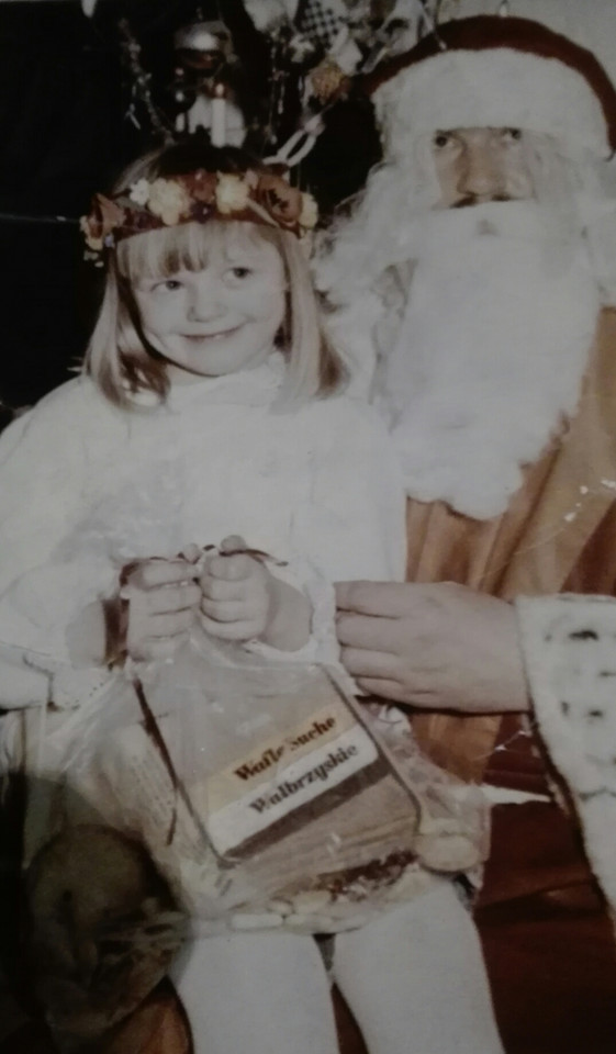 Marta Wiśniewska z prezentami od świętego Mikołaja w przedszkolu