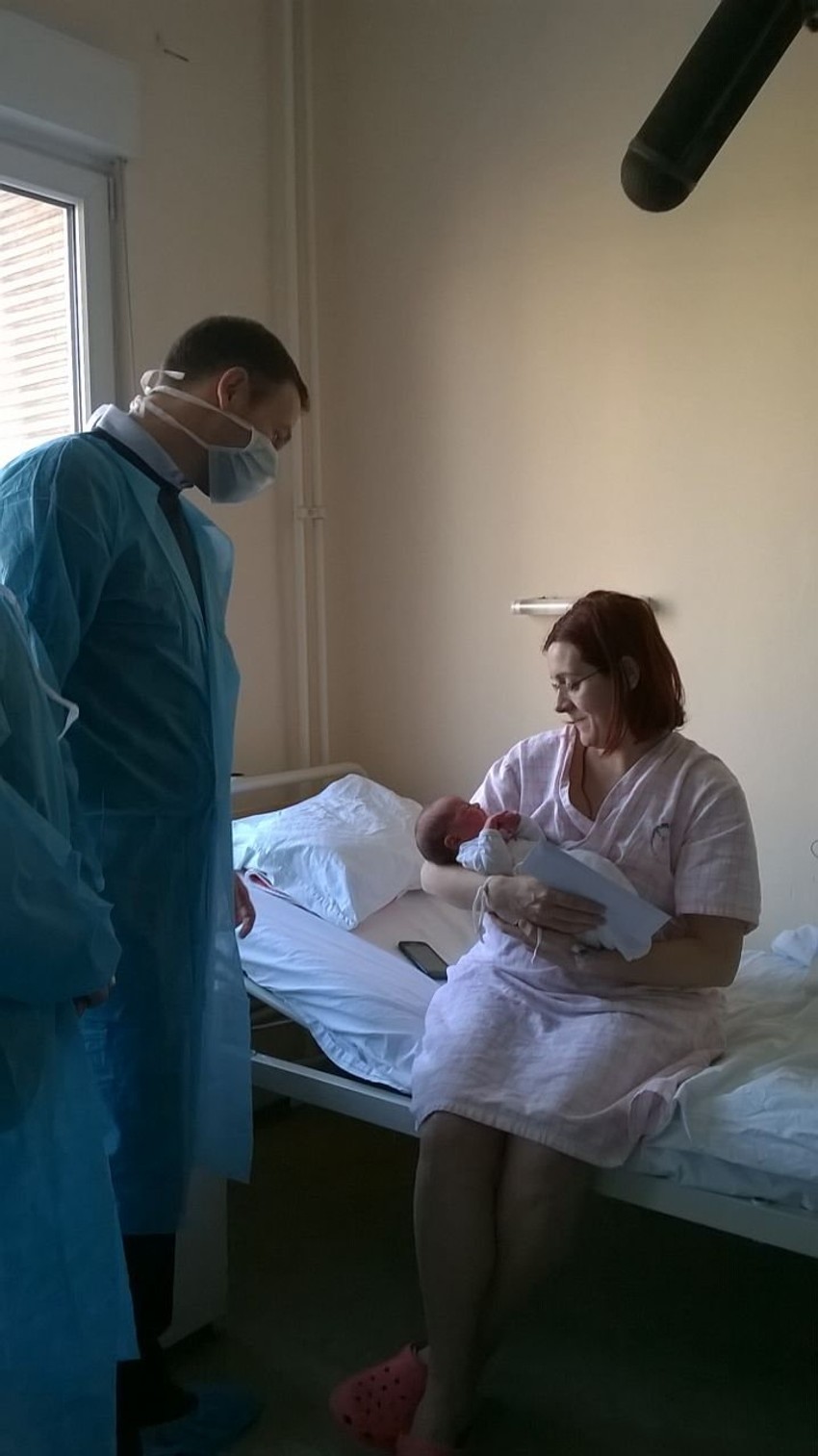 Siniša Mali uručio i poklon prvoj devojčici rođenoj u 2015. godini