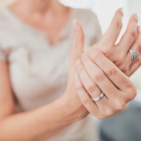 Zsibbad, érzéketlen a kezem, a lábam és a szájpadlásom, mi okozza? Az orvos válaszol