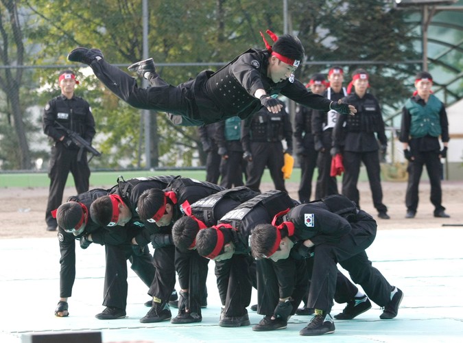 Południowokoreańscy policjanci przygotowują się do szczytu G20 w Seulu.