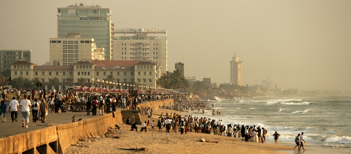1. Sri Lanka. Tsunami sprzed ośmiu lat oraz trwająca do 2009 r. wojna domowa sprawiły, że nawet najbardziej nieustraszeni turyści omijali Sri Lankę szerokim łukiem. teraz sytuacja ulega zmianie i liczba odwiedzających wyspiarskie państwo rośnie. Dużą zasługę mają w tym tanie połączenia lotnicze z Bangkoku. Ceny na miejscu również są przystępne. Nic tylko wybrać się na Cejlon.