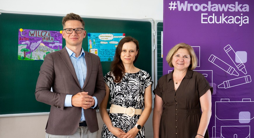 – Dziś nasi uczniowie uczą się dostrzegać zależności między przedmiotami i pracują metodą projektową – podkreśla Justyna Lech (w środku), koordynatorka programu w SP 108. Z lewej dyr. Marcin Miedziński, z prawej Mariola Kuźmicka-Mazurek, dyr, V LO.  