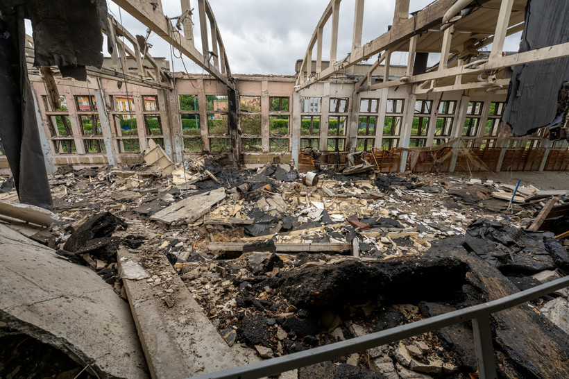 Zniszczony podczas pożaru w wyniku rosyjskiego ataku rakietowego kompleks sportowy Narodowego Uniwersytetu Technicznego w Charkowie