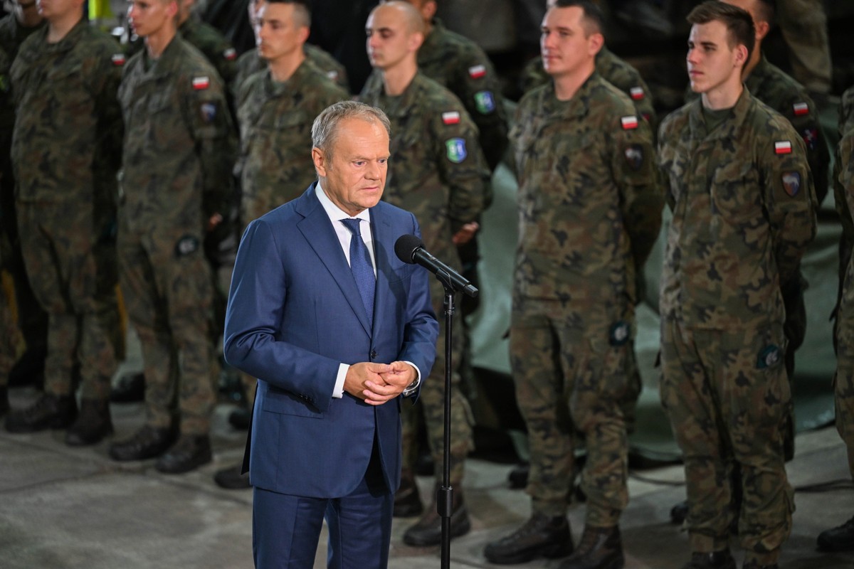 Premier Donald Tusk podczas wizyty w amerykańskiej bazie wojskowej w Jasionce, w bazie serwisowany jest uszkodzony sprzęt wykorzystywany w wojnie w Ukrainie
