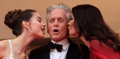 Michael Douglas zjawił się w Cannes z dwiema pięknościami. Jedna to żona. A druga? Zaskoczenie!