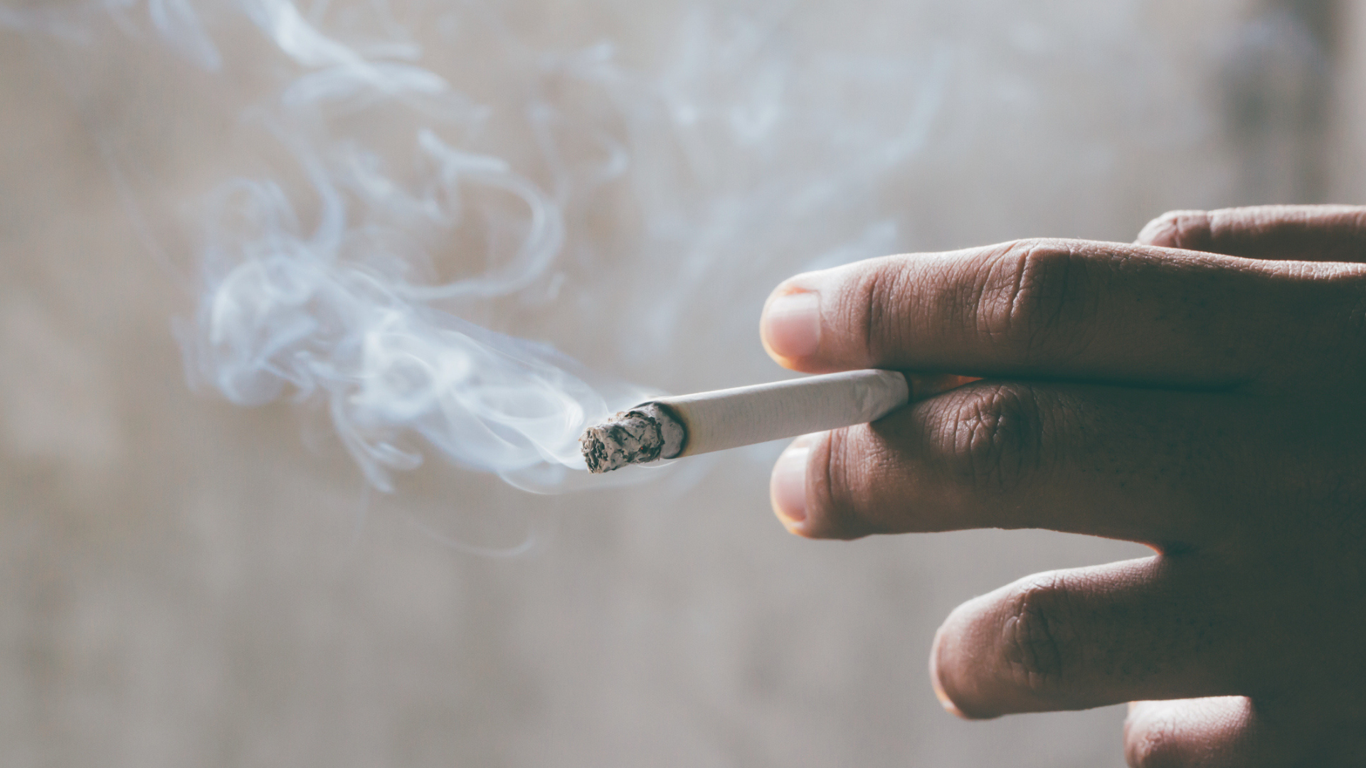 Cigaretový dym symbolizuje dušu.