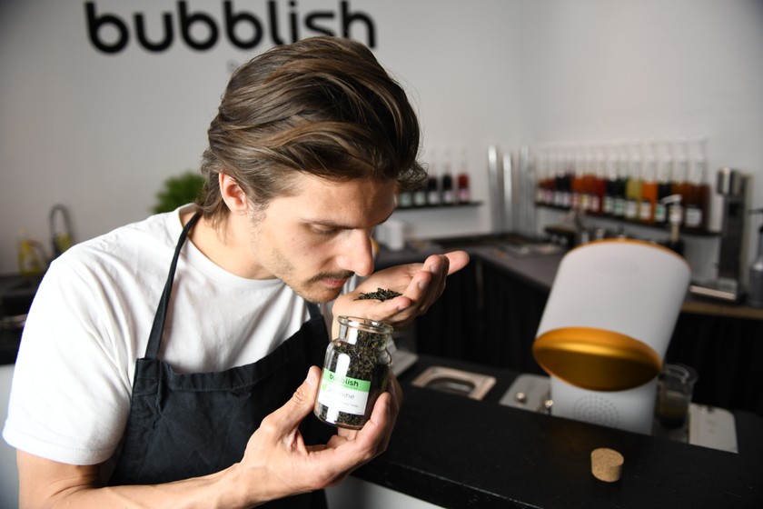 L’équipe de Bubblish aime se présenter comme des «spécialistes du thé». Les variétés de thés sont sélectionnées avec beaucoup de soin et d’amour. Les différents thés sont désormais aussi proposés à la dégustation et à la vente dans la boutique. 