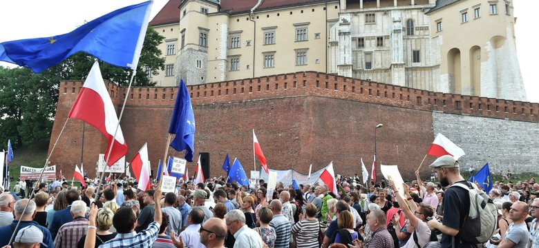 Protesty pod Wawelem w miesięcznicę pogrzebu pary prezydenckiej. "Jarosław! Zabierz Lecha do Warszawy"