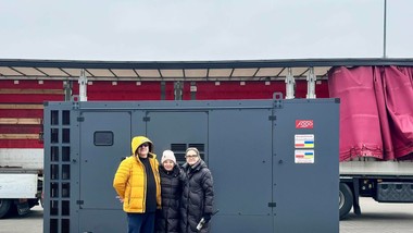 kiedy rosja gasi ukrainie światło, polska wysyła generatory!