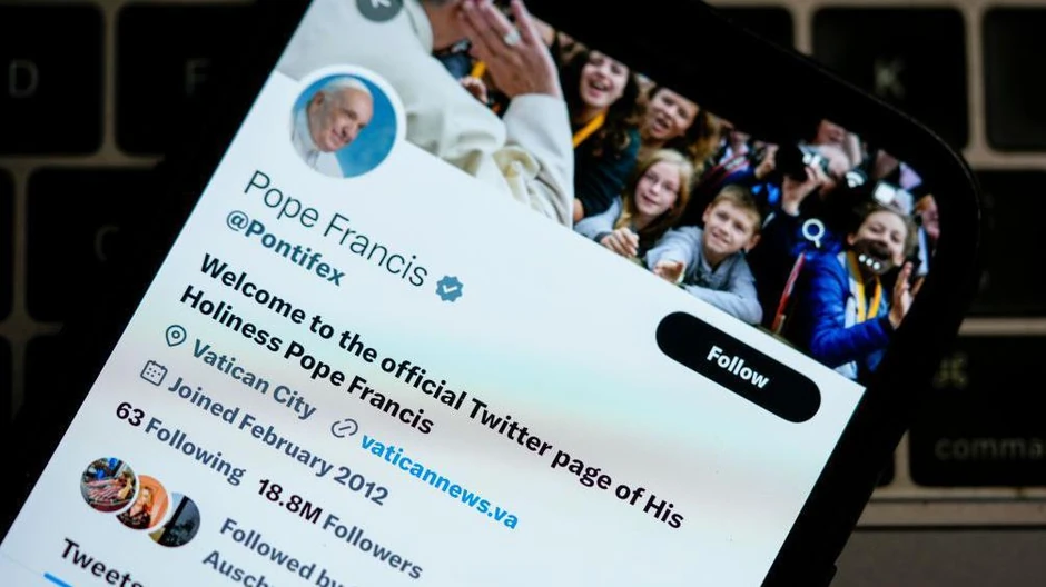 Papski nalog na nekadašnjem Tviteru, sada Iksu (fotografija iz 2023.), ima milione pratilaca | Foto: Getty Images
