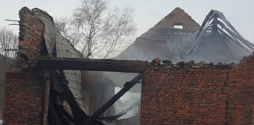 Strażacy ugasili pożar, potem spadła na nich ściana. Są ranni