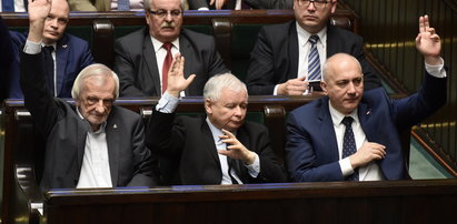 Dzięki ulicy PiS zmieni konstytucję