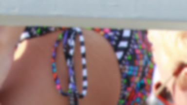Ashley Tisdale imprezuje w kolorowym bikini