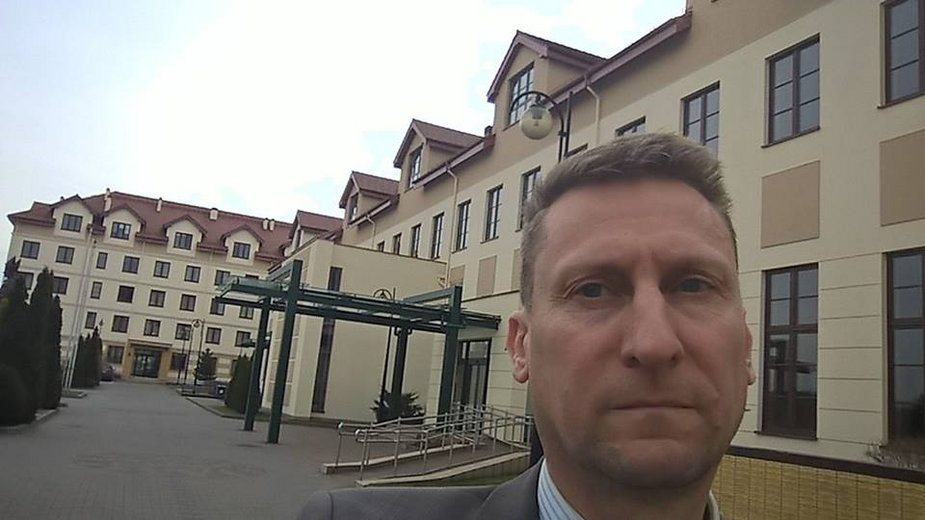Marek Jopp przed siedzibą WSKSiM w Toruniu