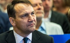 O polityku, który albo jest mitomanem, albo zdradza sekrety państwa. Długi język ministra Sikorskiego [OPINIA]