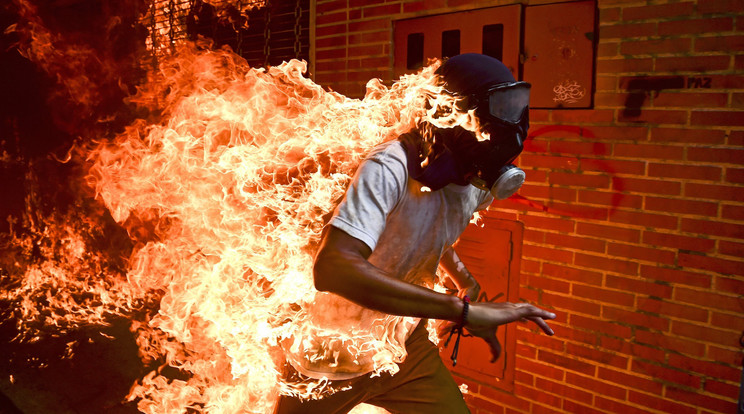 Ronaldo Schemidt, az AFP francia hírügynökség Venezuelában született, de Mexikóban élő fotóriportere nyerte a World Press Photo nemzetközi sajtófotóverseny fődíját (valamint a hírkép egyedi kategóriát) ezzel a képével: a 28 éves José Victor Salazar Balza égő ruhában menekül a rohamrendőrök elől egy caracasi tüntetésen /Fotó: MTI