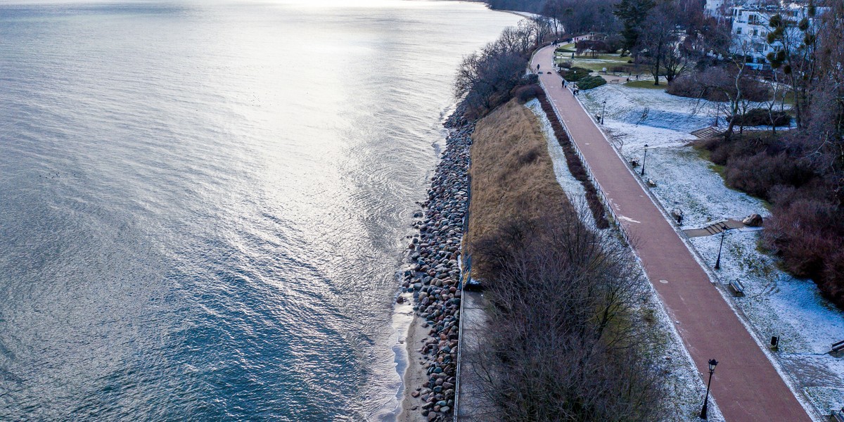 Pozostałości plaży w Gdyni Orłowie po ostatnim sztormie