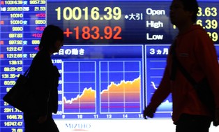 Mocny jen pogrąża azjatyckie indeksy