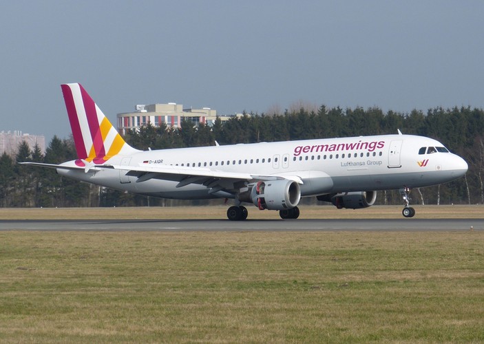Niemiecka linia Germanwings potwierdziła, że jej maszyna Airbus A320 rozbiła się we francuskich Alpach.