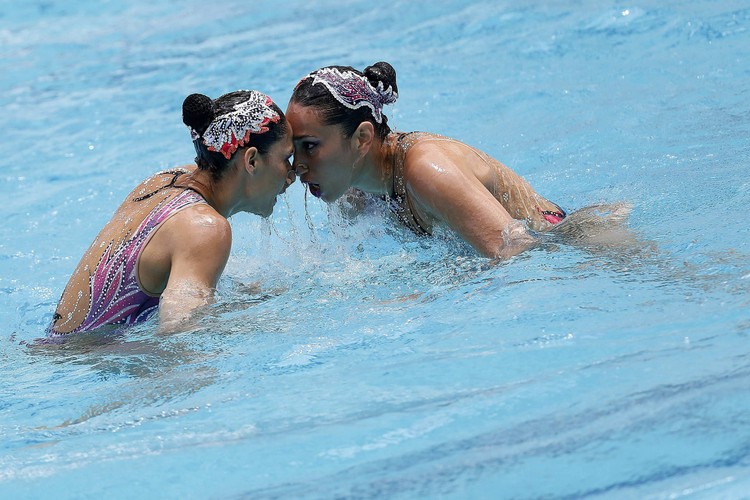 Pływaczki synchroniczne ociekają nie tylko wodą