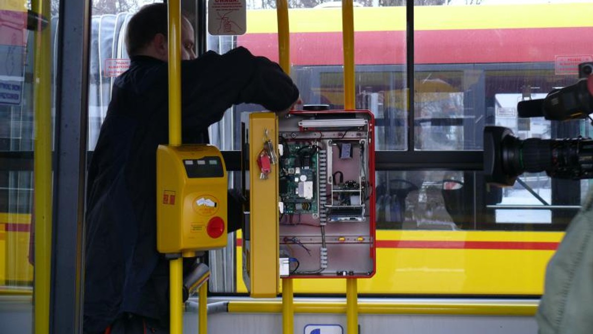 Do końca lutego już tysiąc warszawskich autobusów miejskich będzie miało zamontowane automaty biletowe. Tylko w grudniu ubiegłego roku pasażerowie kupili w nich 78 tysięcy biletów.