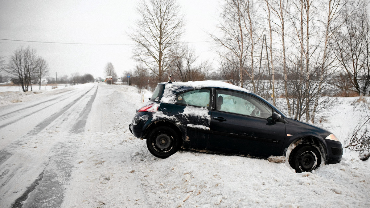 Na drogach, głównie na północy Polski, są trudne warunki, pada śnieg. Drogi mogą być śliskie z uwagi na gołoledź - ostrzega policja i apeluje o ostrożność.