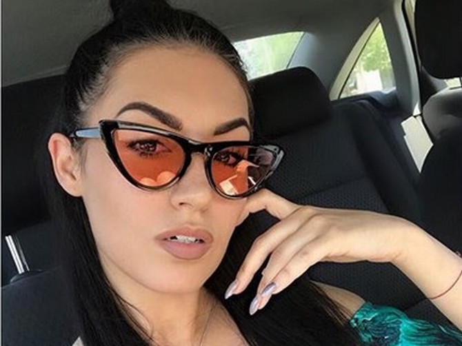 Profesionalna šminkerka i Jutjuberka Mia Ristić pokazuje kako da vam ruž traje ceo dan!