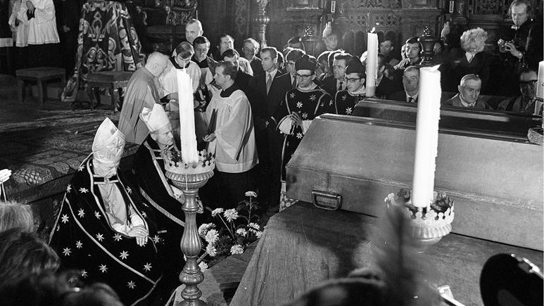 Msza św. w katedrze wawelskiej podczas ponownego pochówku króla Kazimierza Jagiellończyka sprawowana przez kardynałów Stefana Wyszyńskiego i Karola Wojtyłę 18 października 1973 r.