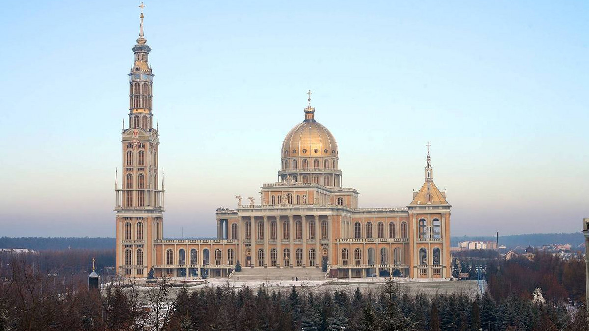 Wierni z całego kraju zwiedzają otwarte w sobotę rano w 6. rocznicę śmierci Jana Pawła II apartamenty papieskie w Sanktuarium Maryjnym w Licheniu (Wielkopolska). Papież przebywał w sanktuarium od 6 do 8 czerwca 1999 r.