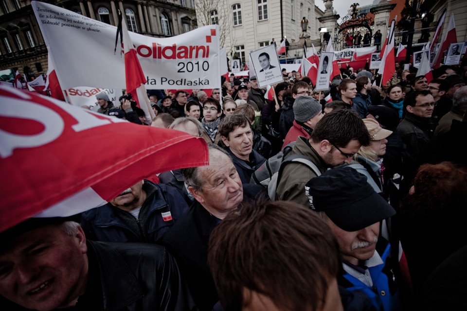 Zwolennicy PiS przed pałacem, fot. Maciej Stankiewicz